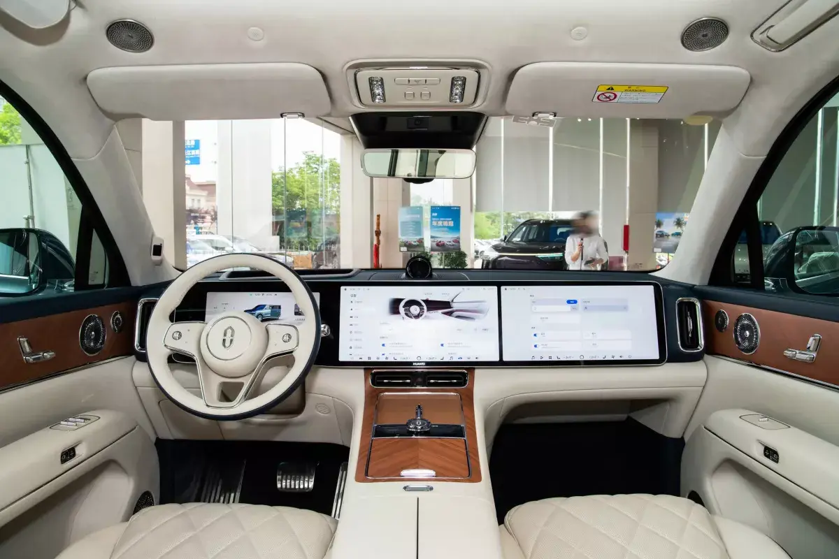 Aito M9 PHEV салон 7
