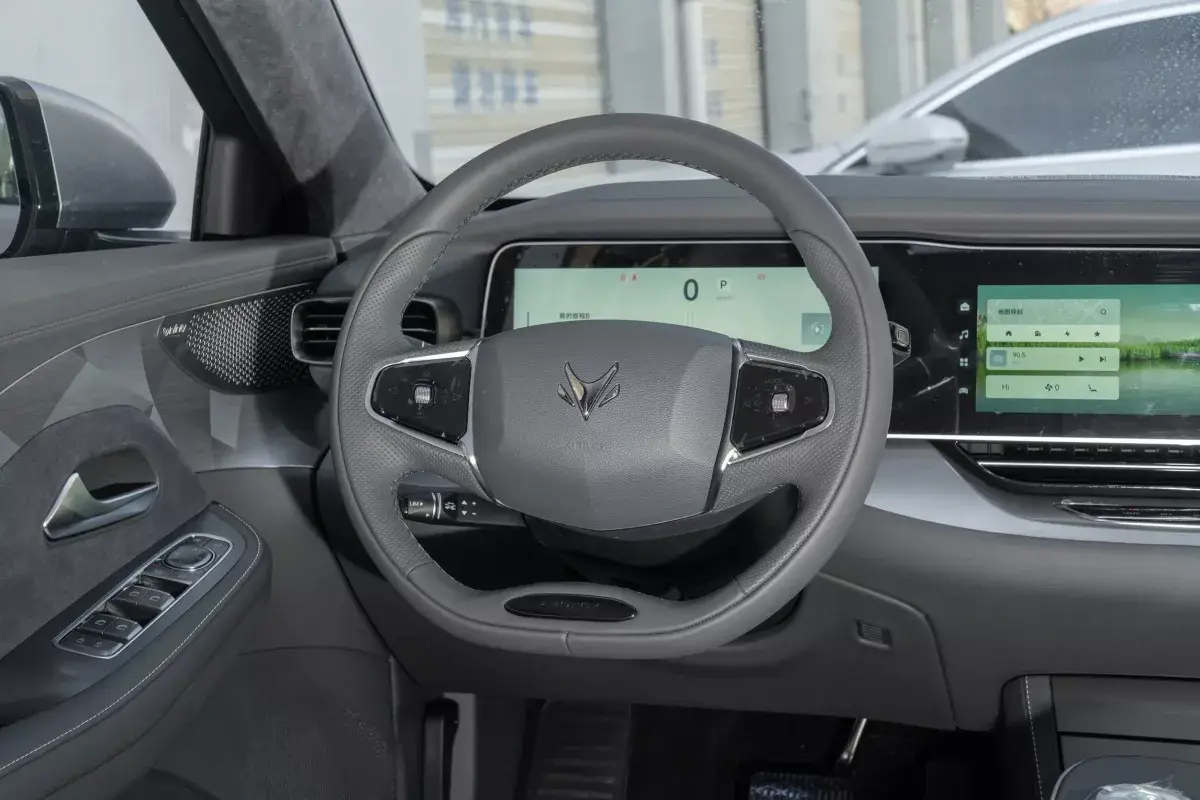 Arcfox S6 салон 3