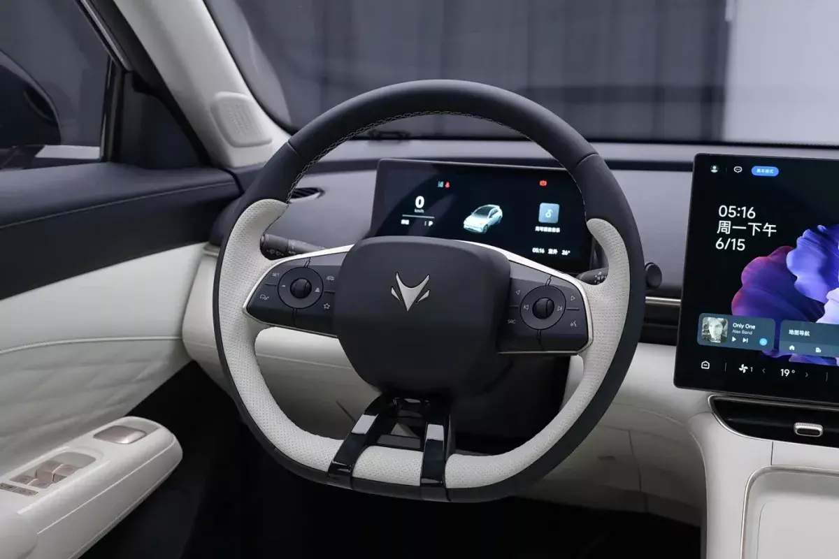 Arcfox T1 салон 3