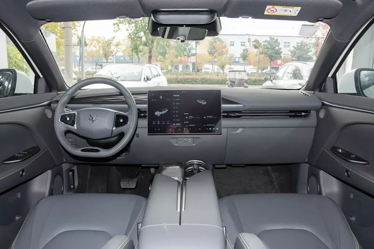Arcfox T5 PHEV салон 1