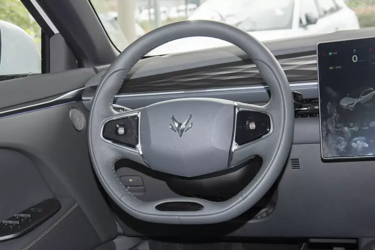 Arcfox T5 PHEV салон 2