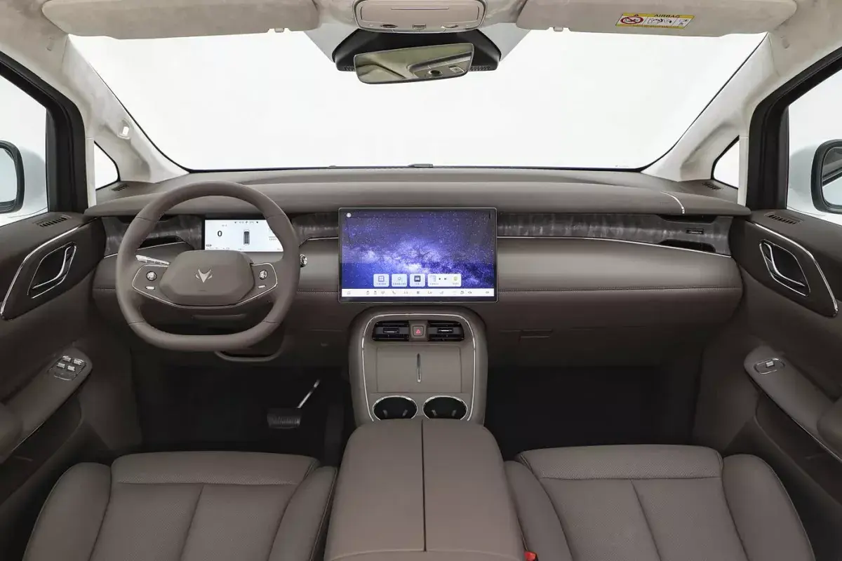 Arcfox V9 PHEV салон 1