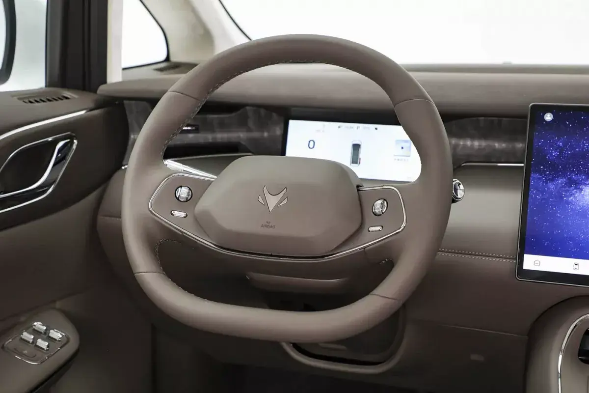 Arcfox V9 PHEV салон 3