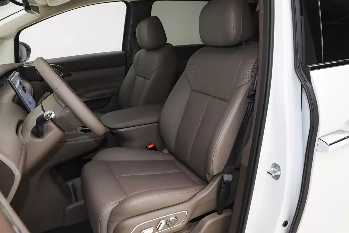 Arcfox V9 PHEV салон 6