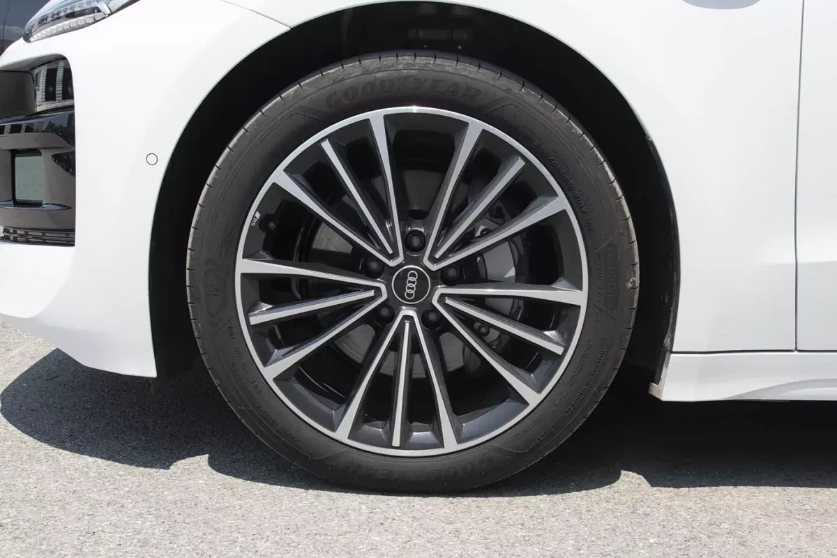 Audi A6L e-tron фото 6