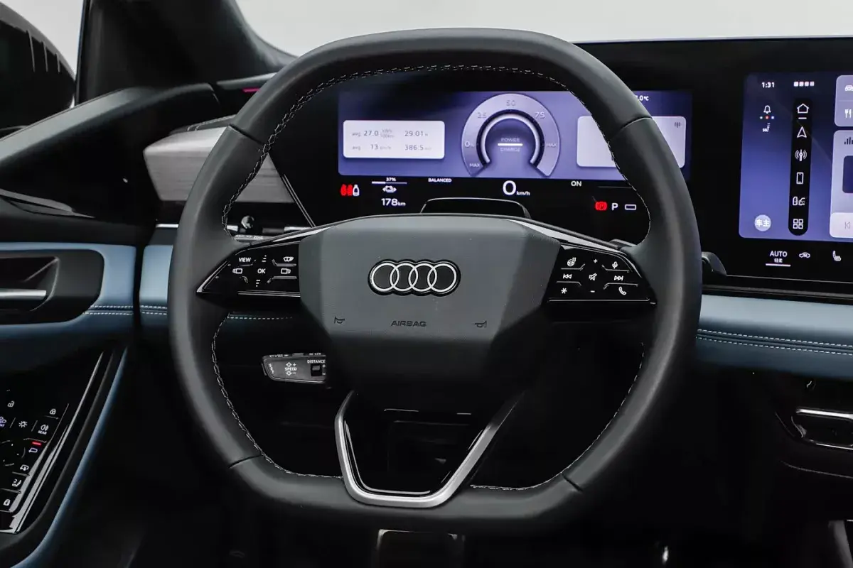 Audi A6L e-tron салон 3