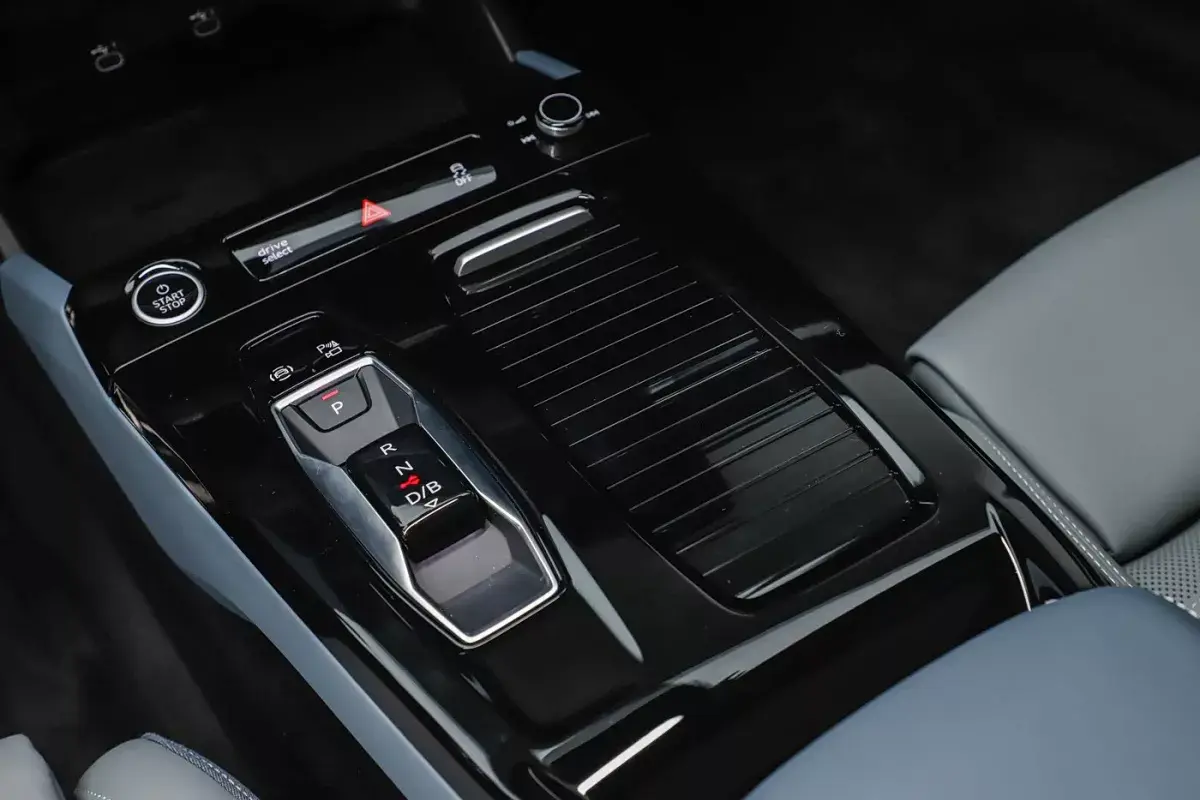 Audi A6L e-tron салон 4