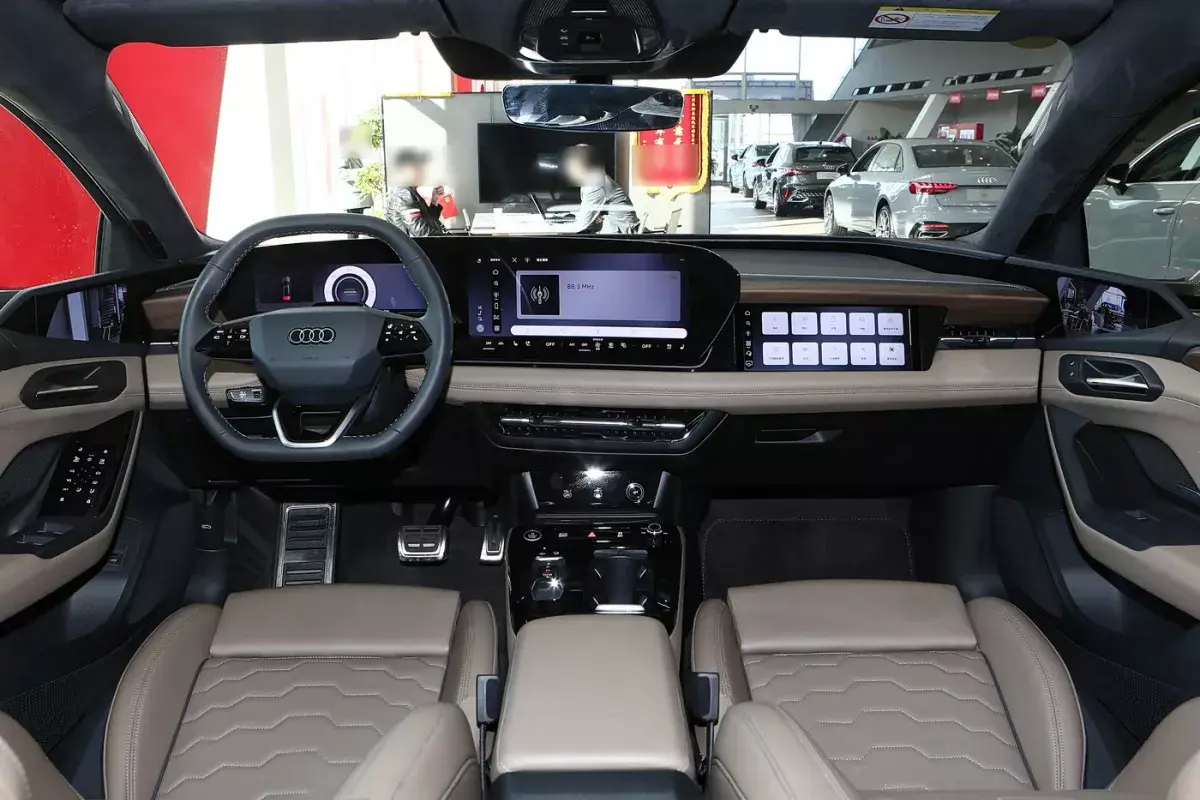 Audi A6L e-tron салон 9
