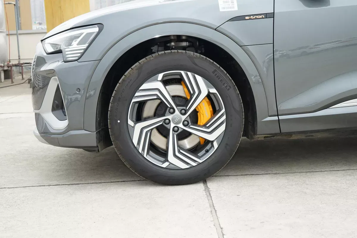 Audi E-Tron фото 6