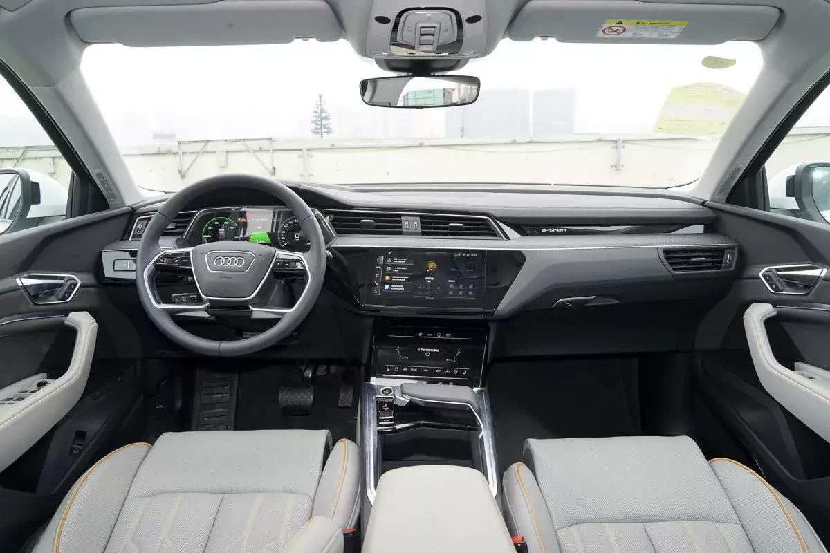 Audi E-Tron салон 1