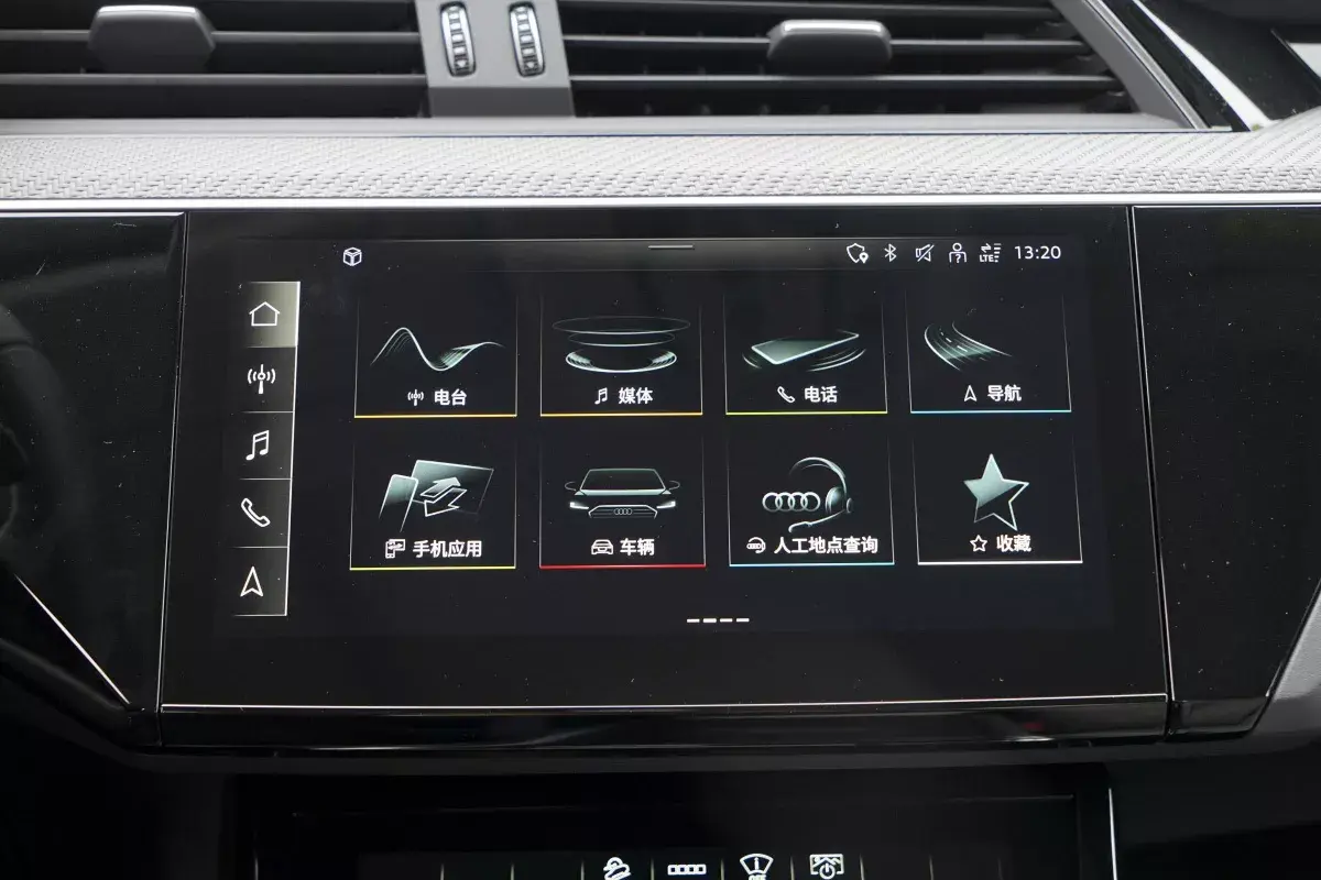 Audi E-Tron салон 5