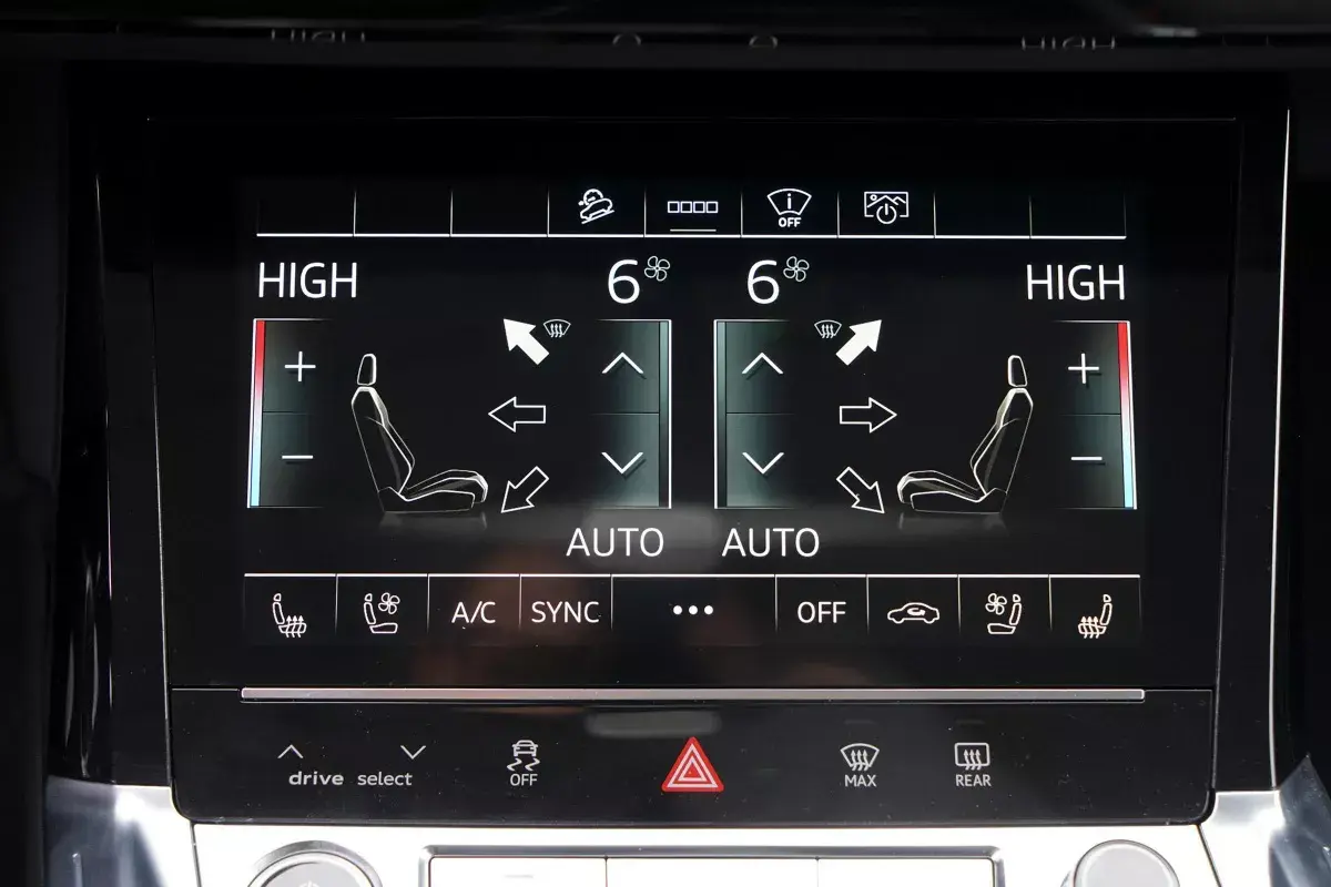 Audi E-Tron салон 6