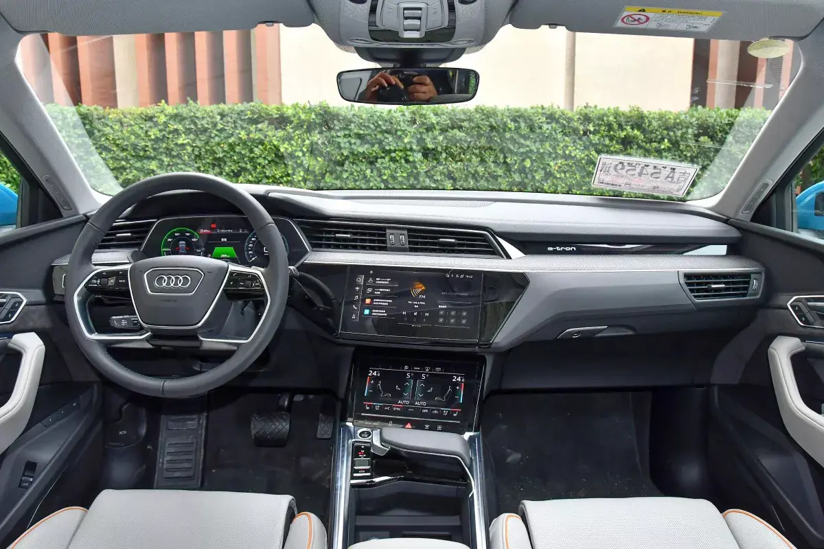 Audi E-Tron салон 8