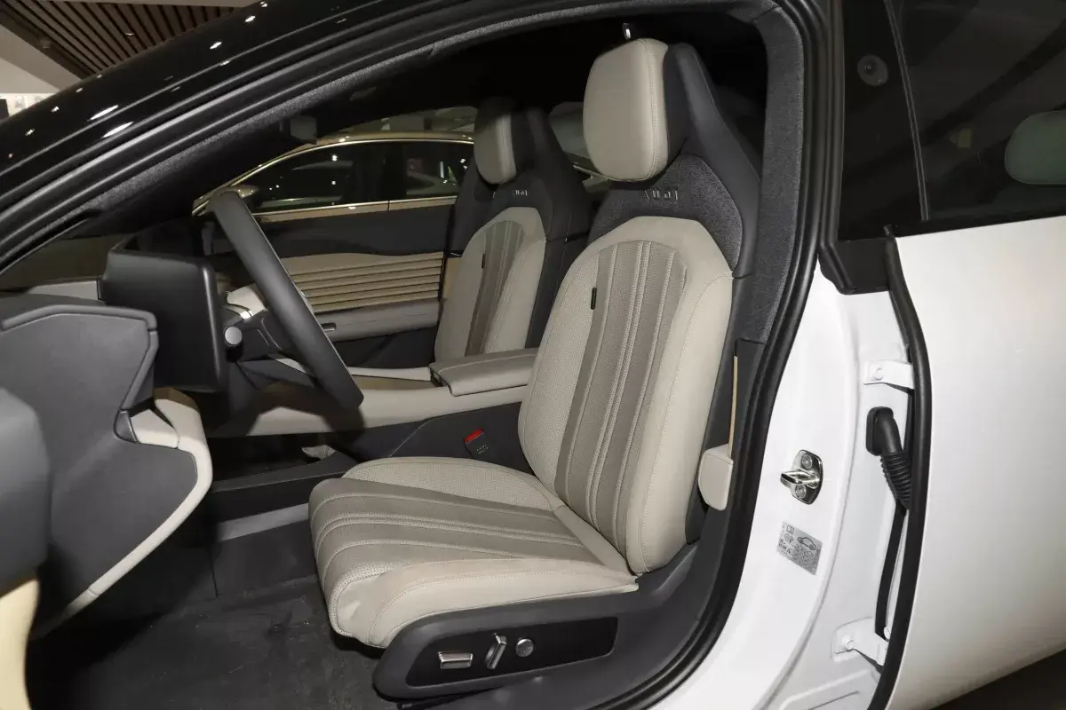 Audi E5 Sportback салон 6