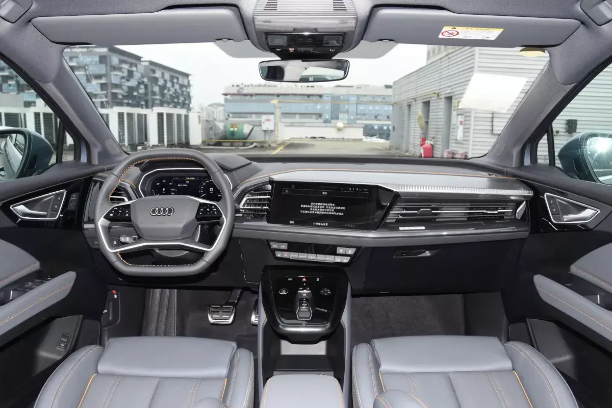 Audi Q4 E-Tron салон 1