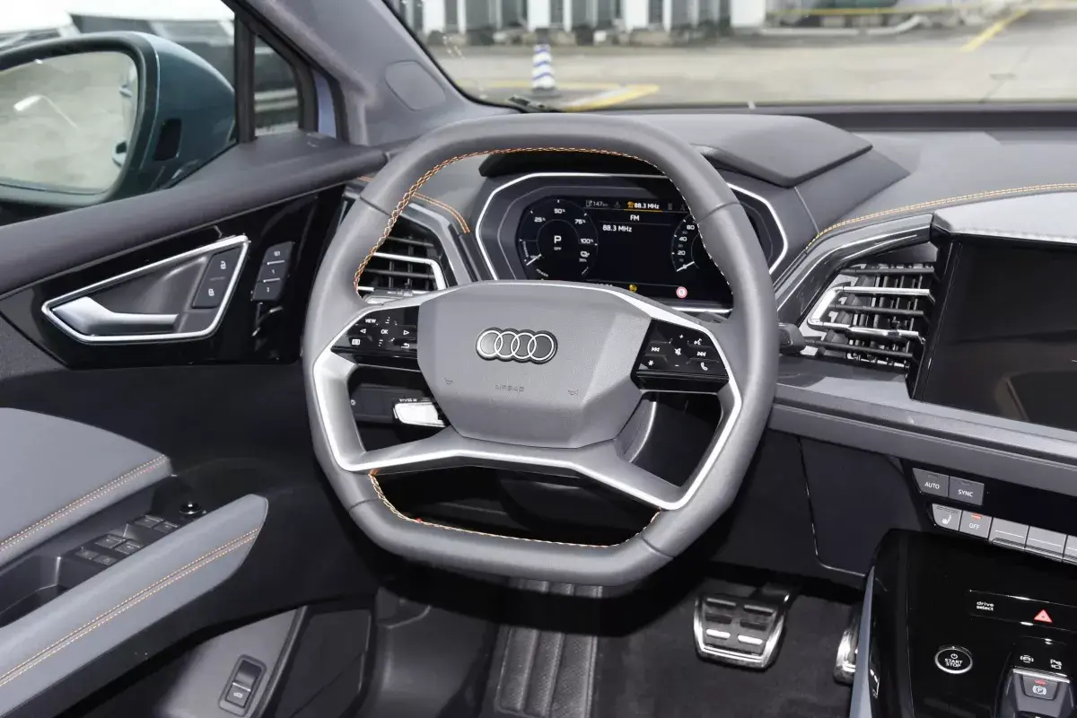 Audi Q4 E-Tron салон 3