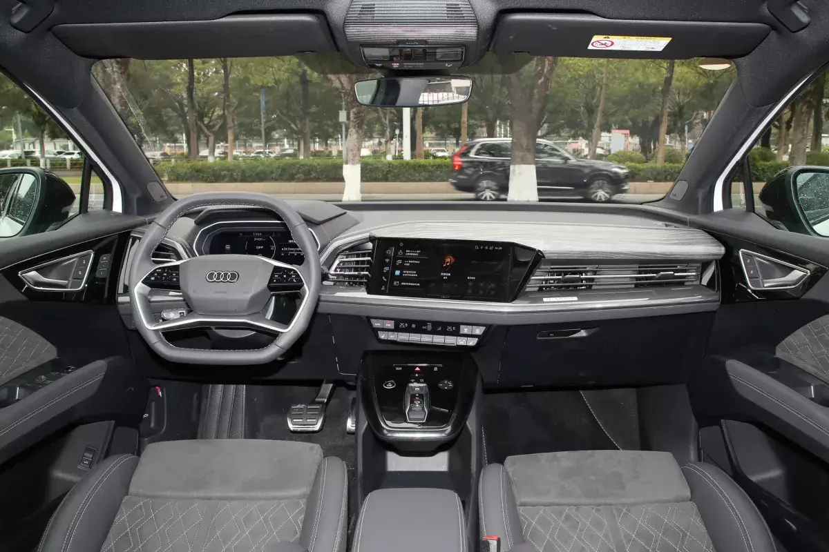 Audi Q4 E-Tron салон 7