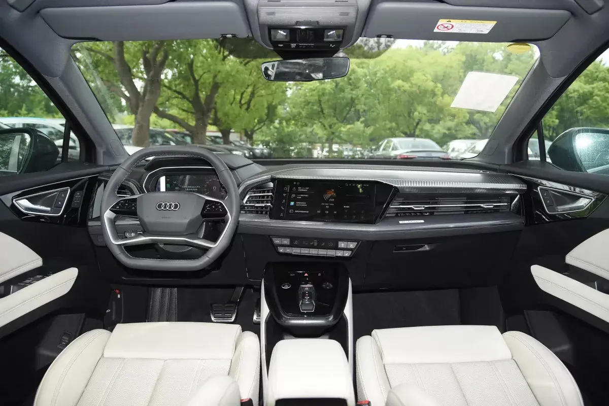 Audi Q4 E-Tron салон 8