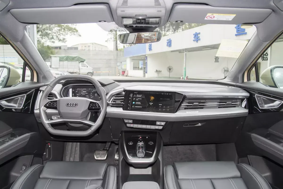 Audi Q4 E-Tron салон 9