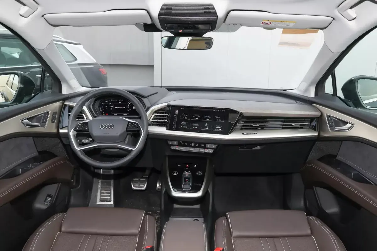Audi Q5 E-Tron салон 1