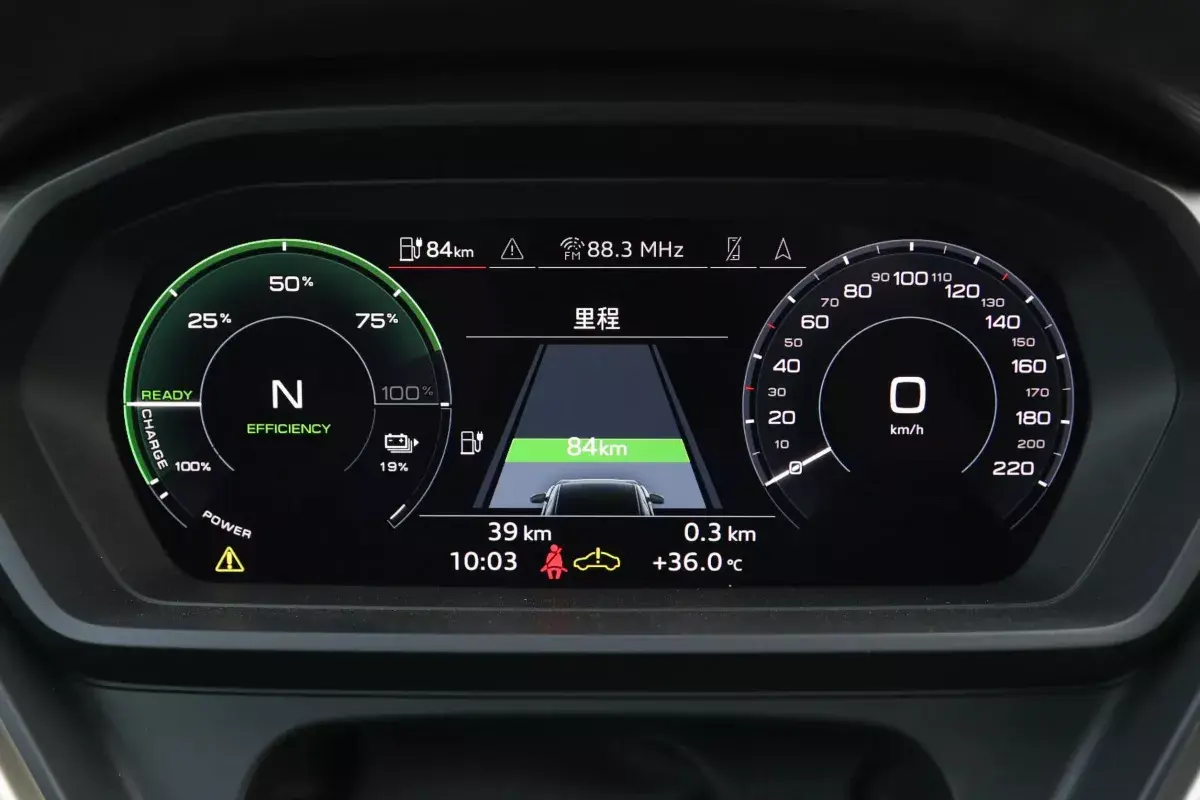 Audi Q5 E-Tron салон 2