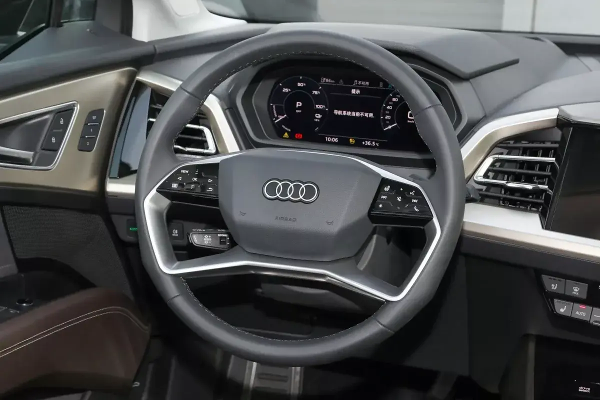 Audi Q5 E-Tron салон 3
