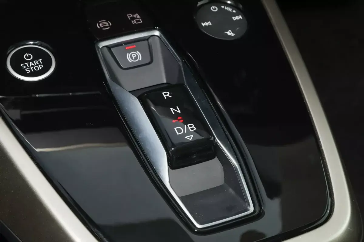 Audi Q5 E-Tron салон 4