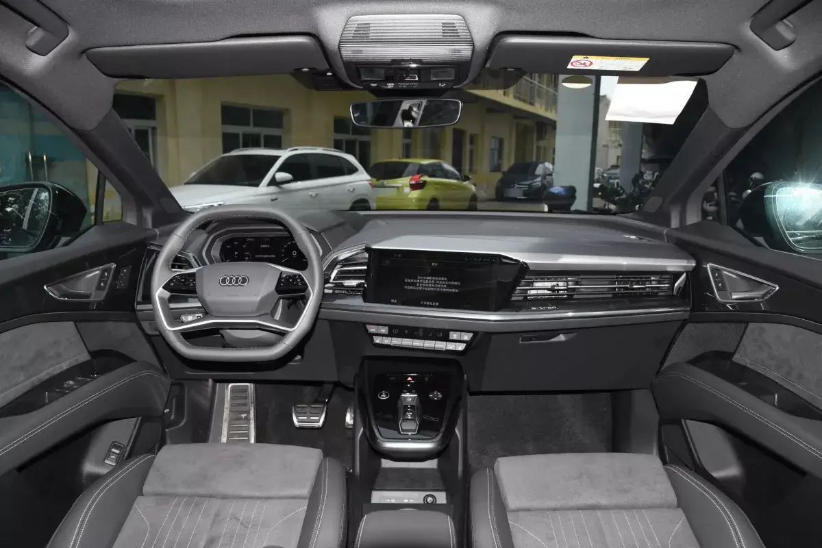 Audi Q5 E-Tron салон 7