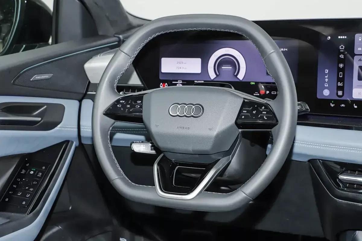 Audi Q6L e-tron салон 3