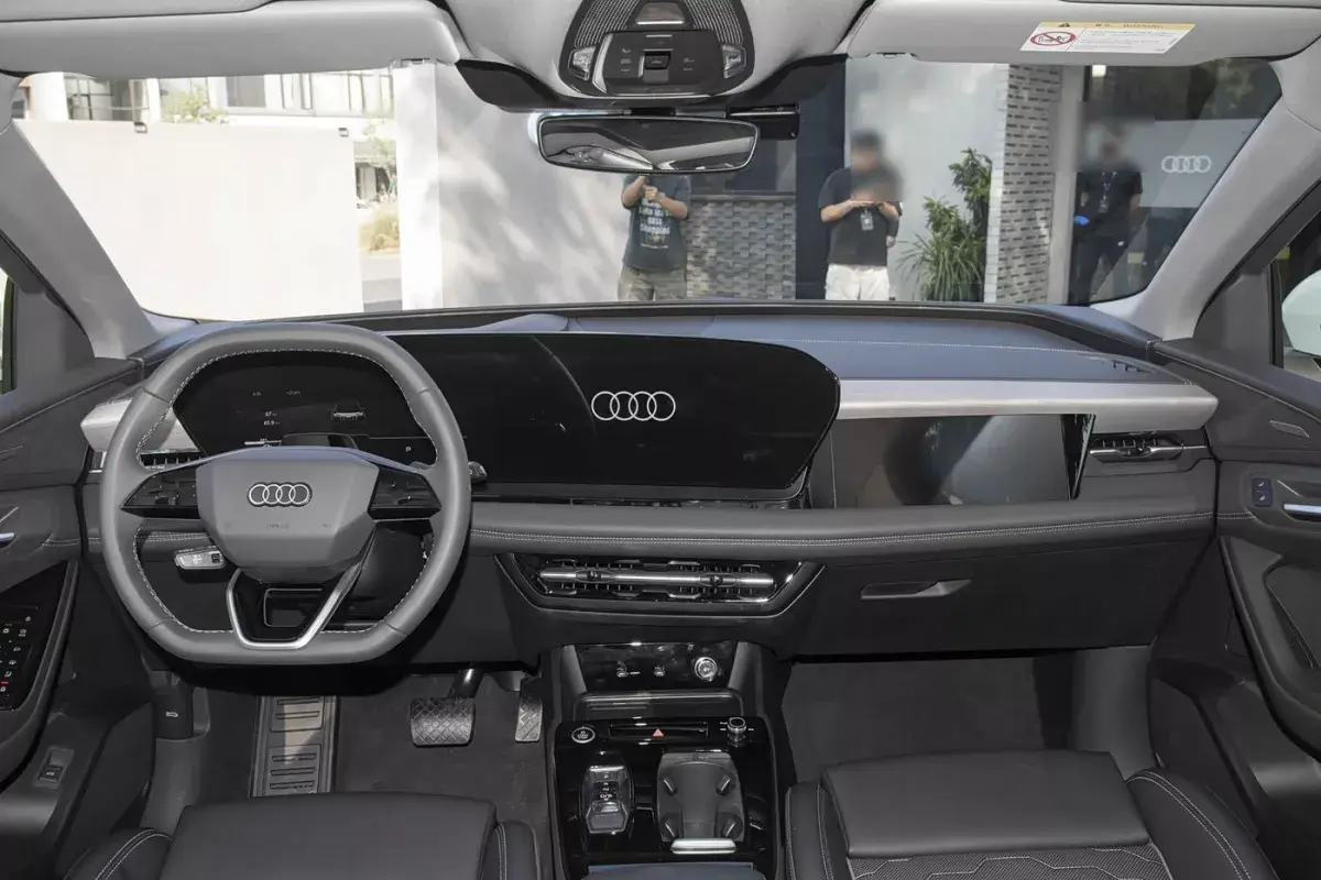 Audi Q6L e-tron салон 7