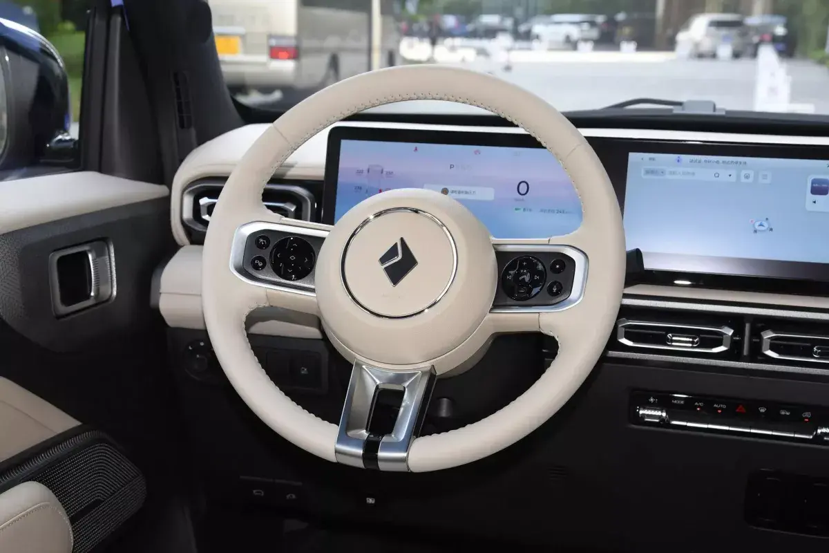 Baojun Yep салон 3