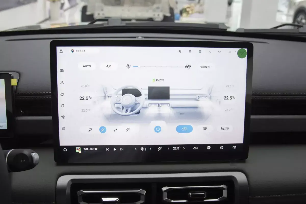Baojun Yep Plus салон 5