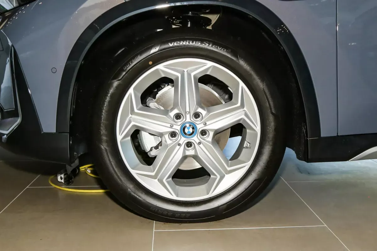BMW iX1 фото 5