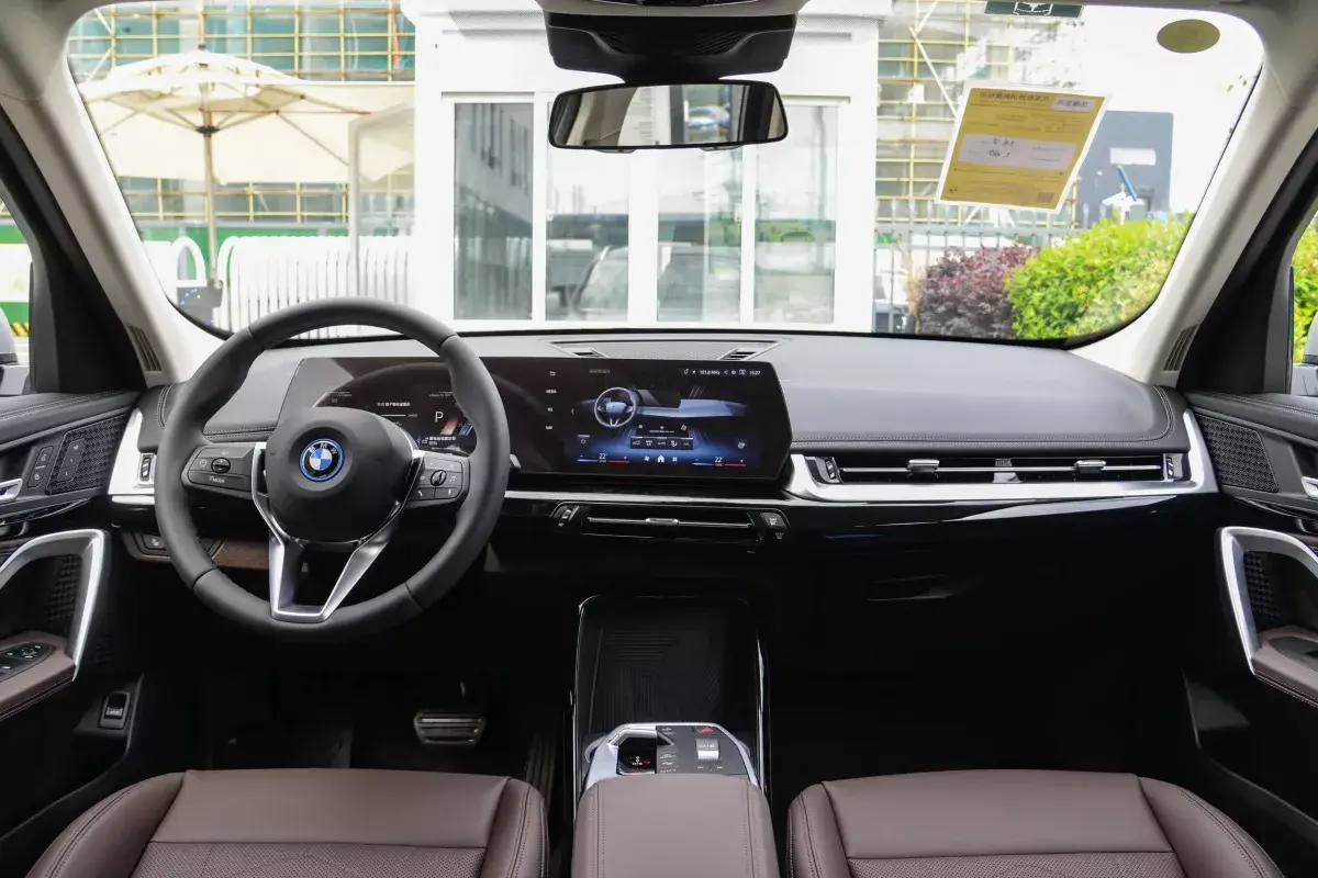 BMW iX1 салон 1