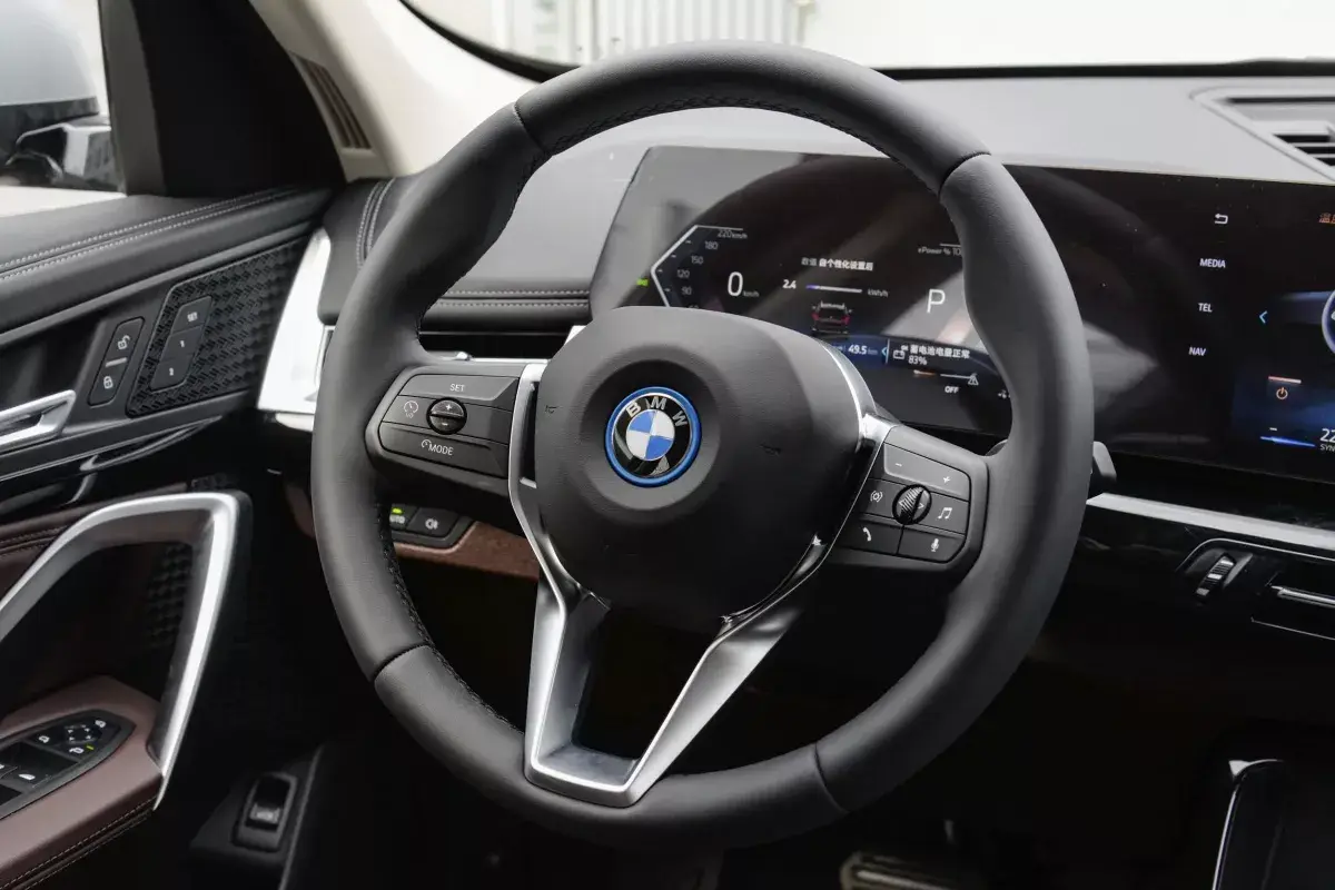 BMW iX1 салон 3