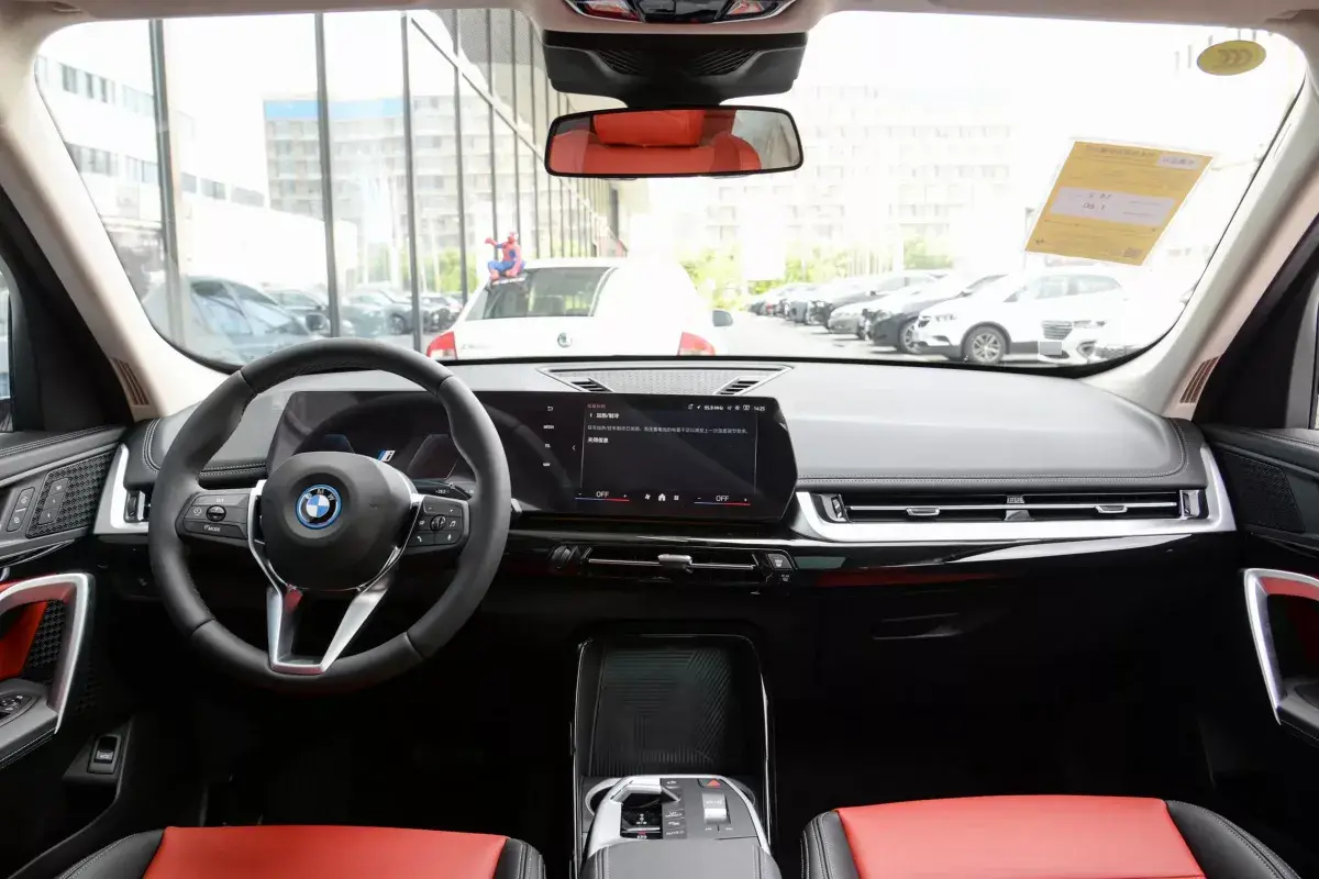 BMW iX1 салон 7