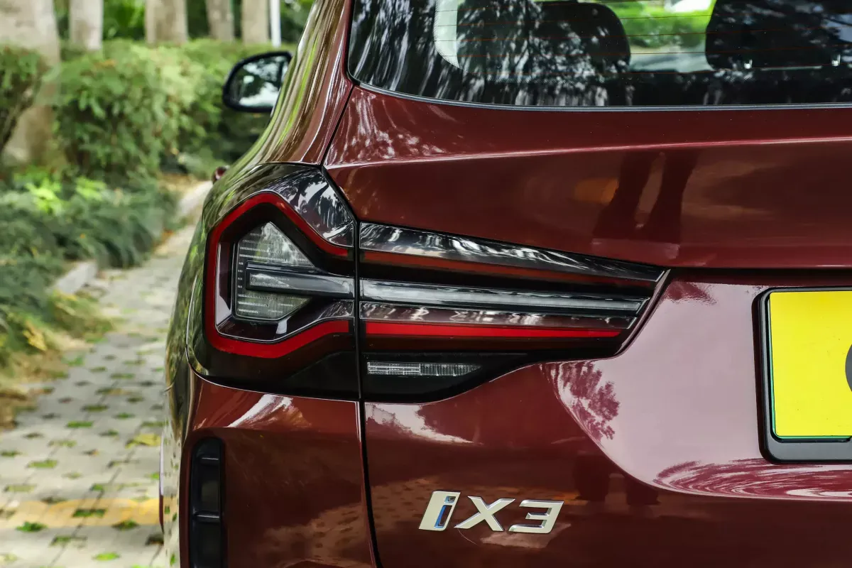 BMW iX3 фото 7