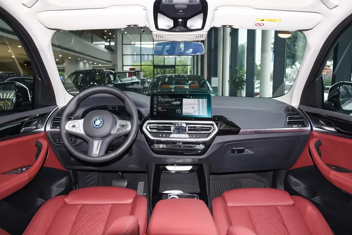 BMW iX3 салон 1