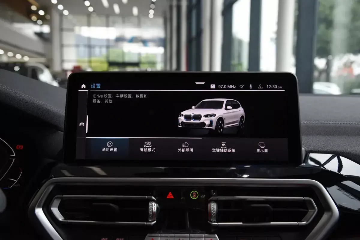 BMW iX3 салон 5