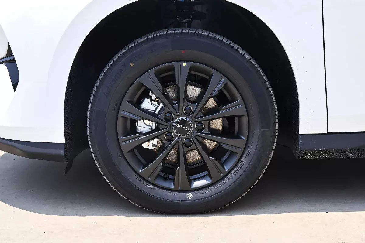 BYD E7 фото 6