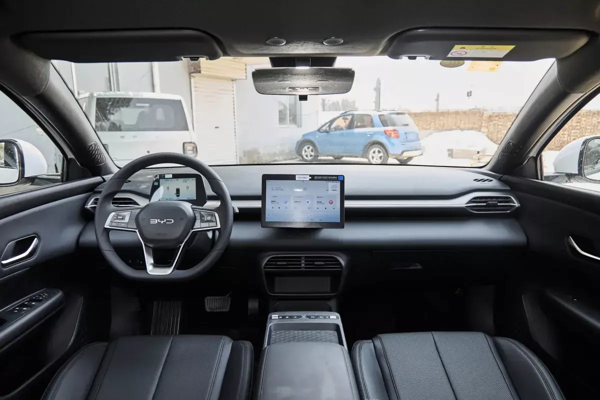 BYD E7 салон 1
