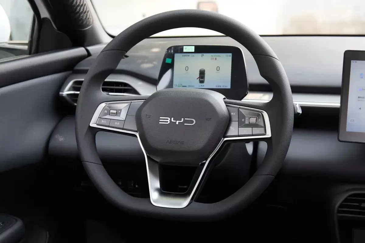 BYD E7 салон 3