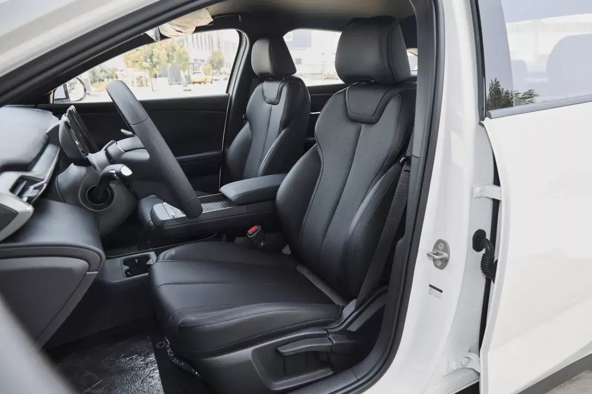 BYD E7 салон 6