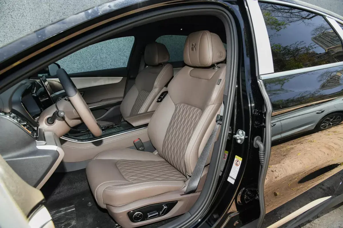 BYD Han DM-i салон 6