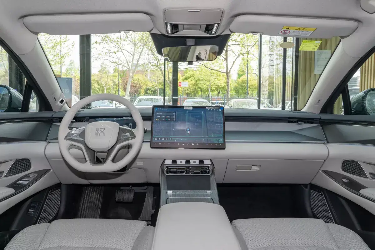 BYD Han L DM-i салон 1