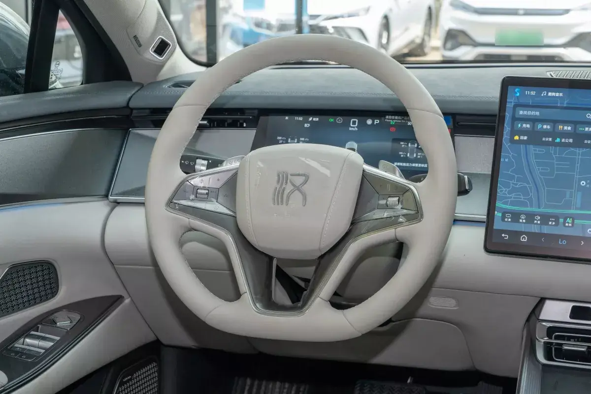 BYD Han L DM-i салон 3