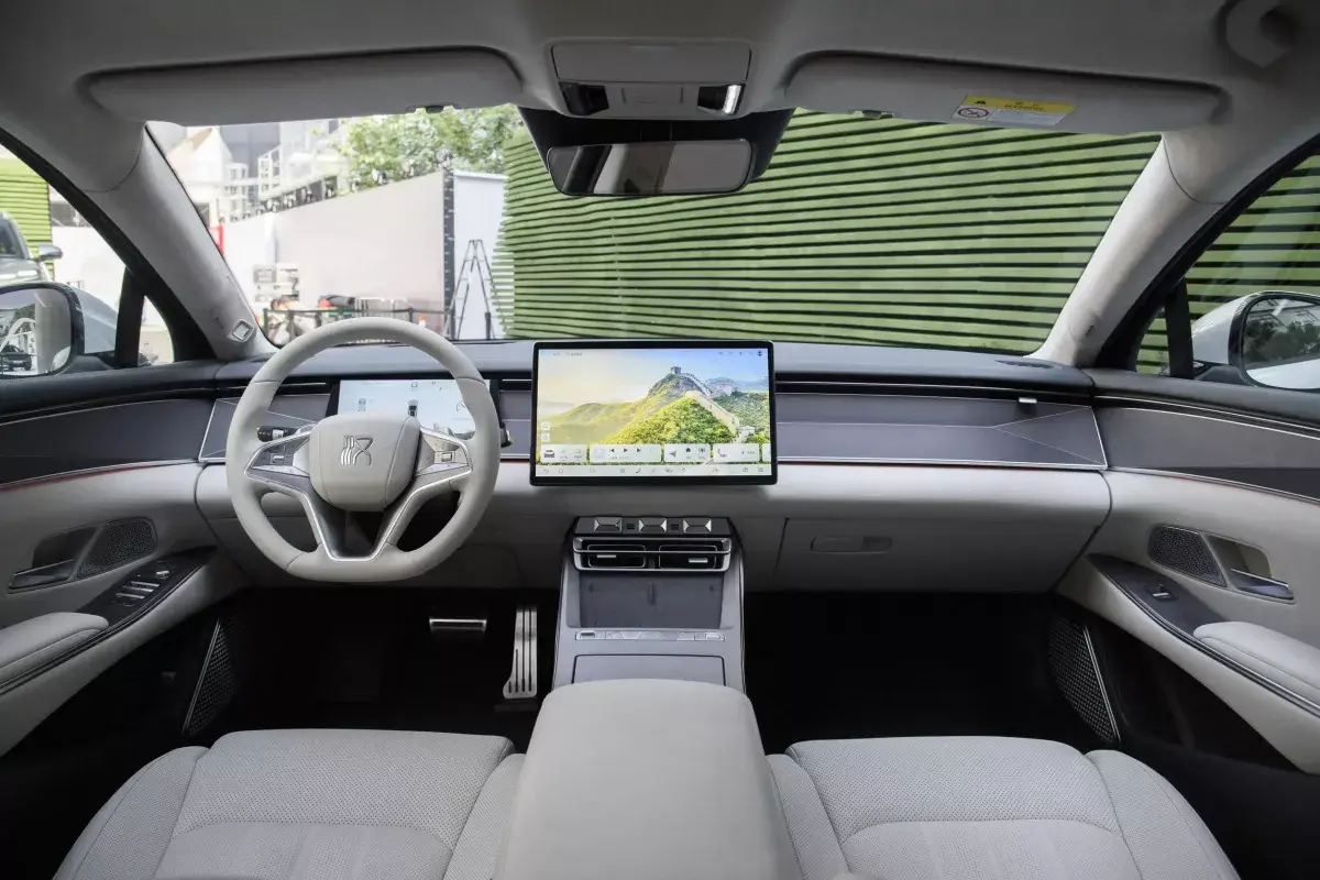 BYD Han L салон 1