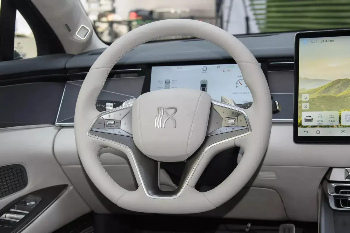 BYD Han L салон 3