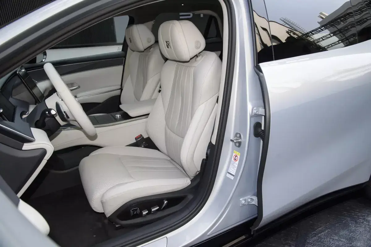 BYD Han L салон 6