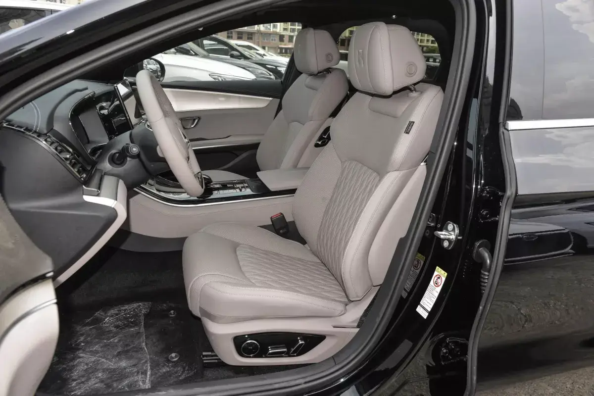 BYD Han салон 6
